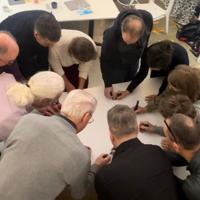 Beraterinnen sammeln Ideen im Kreis